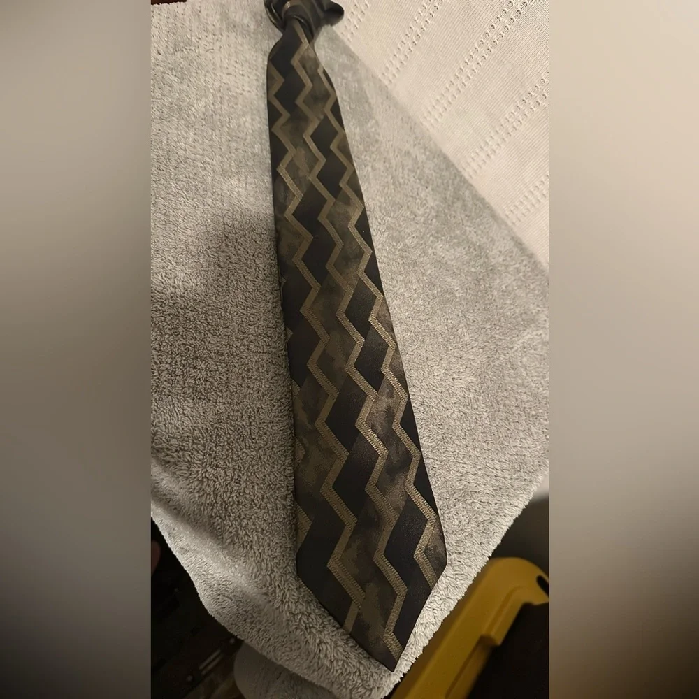 MURANO MENS TIE Black and Gold 4 X 54